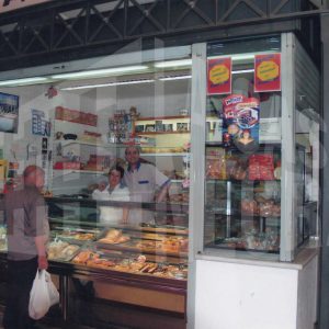 Trabajadores y cliente en una panadería del Mercado de Abastos en Aranjuez