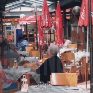 Varias personas en la terraza de un restaurante en el patio del Mercado de Abastos en Aranjuez