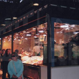 Trabajadores y clientes en una pescadería del Mercado de Abastos de Aranjuez