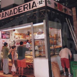 Trabajadores y clientes en una panadería del Mercado de Abastos en Aranjuez