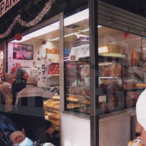 Trabajadores y clientes en una panadería del Mercado de Abastos en Aranjuez