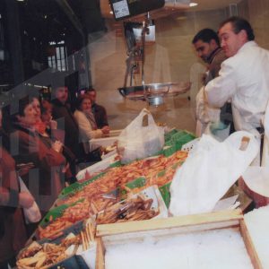 Trabajadores y clientes en una pescadería del Mercado de Abastos de Aranjuez
