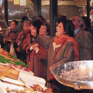 Trabajadores y clientes en una pescadería del Mercado de Abastos de Aranjuez
