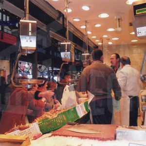 Trabajadores y clientes en una pescadería del Mercado de Abastos de Aranjuez