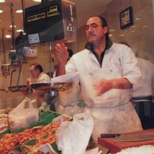 Trabajadores y clientes en una pescadería del Mercado de Abastos de Aranjuez