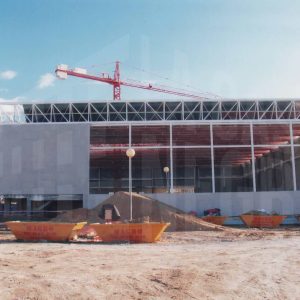 Varias  personas  visitan las obras de construcción de la Ciudad Deportiva Las Olivas en Aranjuez
