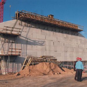Varias personas en las obras de construcción de la Ciudad Deportiva Las Olivas en Aranjuez