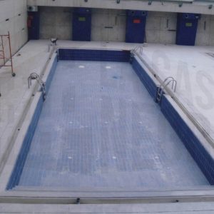 Una de las piscinas de la Ciudad Deportiva Las Olivas en Aranjuez en obras