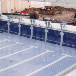 Vista parcial de la piscina grande en obras de la Ciudad Deportiva Las Olivas en Aranjuez