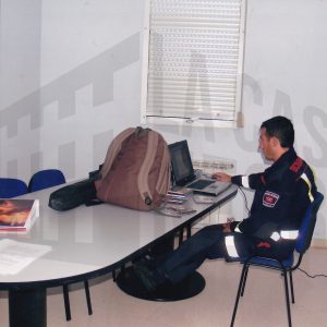 Un bombero en la Biblioteca del Cuartel de Bomberos de Aranjuez