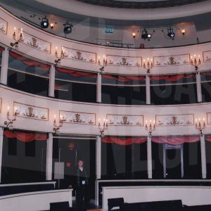 Una persona en el Real Teatro Coliseo Carlos III de Aranjuez recien rehabilitado