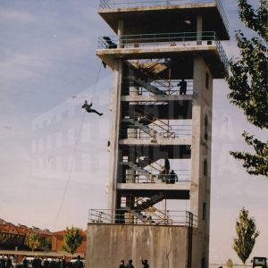 Alumnos del Colegio de Guardias Jóvenes de Valdemoro en la torre de prácticas del Cuartel de Bomberos de Aranjuez
