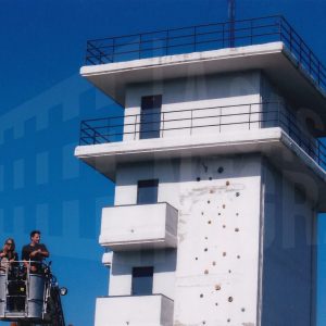Bomberos en una plataforma elevadora de rescate junto a la Torre de prácticas del Parque de Bomberos de Aranjuez