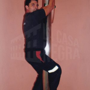 Un bombero en el tubo de descenso del Cuartel de Bomberos de Aranjuez