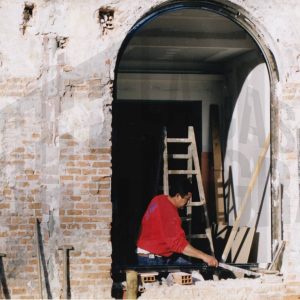 Un trabajador en las obras para la instalación del Restaurante Burger King en Aranjuez