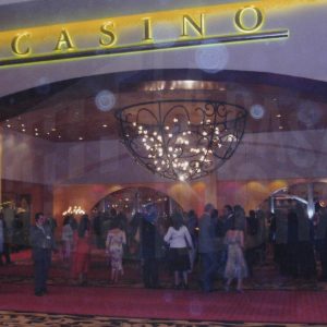 Varias personas en la inauguración del Gran Casino de Aranjuez