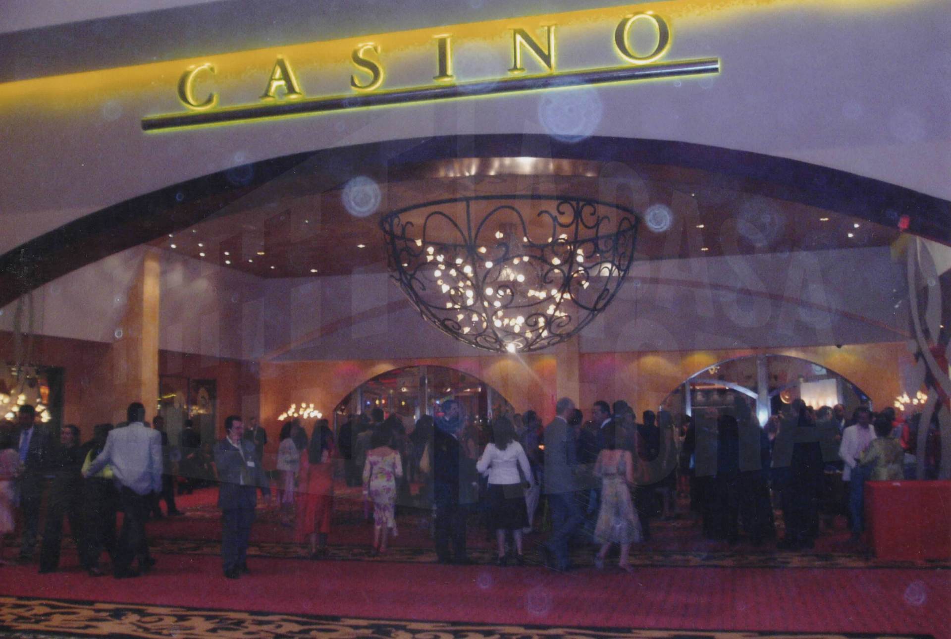 Varias personas en la inauguración del Gran Casino de Aranjuez