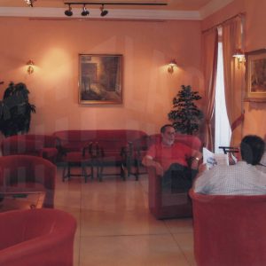 Varias personas conversando en el Casino de Aranjuez.