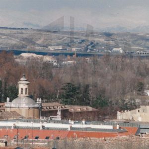 Vista aérea de la cúpula de la Iglesia de San Antonio y alrededores de Aranjuez, al fondo la Cuesta de la Reina y Seseña