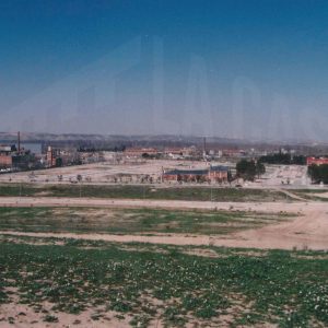 Antiguos terrenos de la Telegrafía en Aranjuez, con la Fábrica de Penicilina y Antibióticos a la izquierda y la antigua Azucarera al fondo