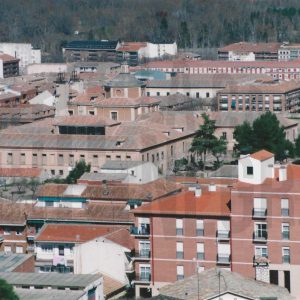 Vista aérea de la cúpula de la Iglesia de San Pascual y edificios de las calles del Rey, Capitán y adyacentes, en Aranjuez