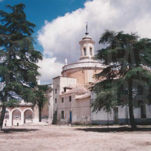 Vista posterior de la Iglesia de San Antonio de Padua, con la plaza al fondo, en Aranjuez