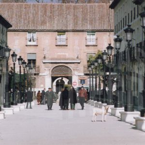 Vecinos paseando por la Calle Postas de Aranjuez, junto a la Casa de Atarfe (o de Infantes)