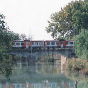 Tren cruzando el Puente de piedra sobre el Río Tajo en Aranjuez