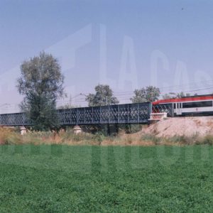 Tren de Cercanías cruzando el Puente de hierro sobre el Río Jarama en Aranjuez