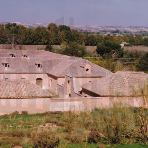 Vista parcial de los tejados de La Casa de la Monta de Aranjuez, con la Vega al fondo