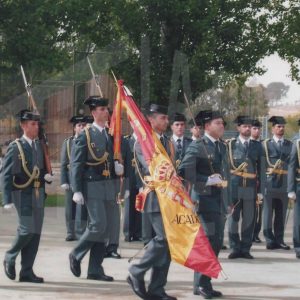 Varios guardias civiles portan una bandera de España durante la celebración de su Patrona en Aranjuez