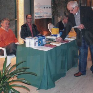 Varias personas en las mesas informativas durante la IV Semana de la Salud en Aranjuez
