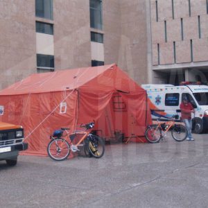 Una ambulancia del 112 y otros recursos de Protección Civil en el patio del CC Isabel de Farnesio durante la IV Semana de la Salud en Aranjuez