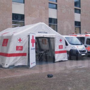 Ambulancias y otros recursos junto a voluntarios de la Cruz Roja en el patio del CC Isabel de Farnesio durante la IV Semana de la Salud en Aranjuez