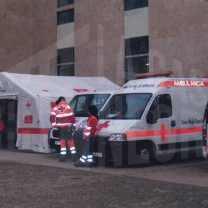 Ambulancias y otros recursos junto a voluntarios de la Cruz Roja en el patio del CC Isabel de Farnesio durante la IV Semana de la Salud en Aranjuez