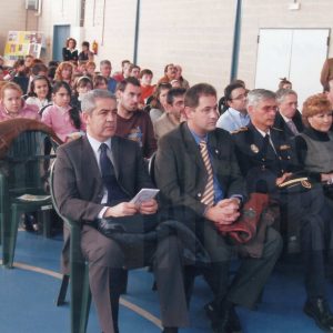 Alumnos, alumnas y otras personas durante la celebración del Día de la Constitución en el C.P. San Fernando de Aranjuez