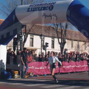 Un corredor llega a la meta de la XXV Carrera Popular de Aranjuez