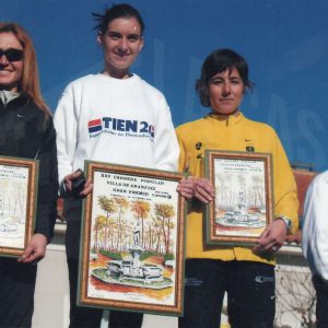 Varios corredores y corredoras posan con sus premios tras la XXV Carrera Popular de Aranjuez