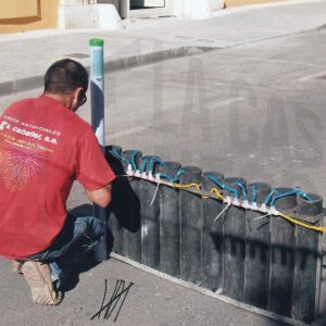 Un trabajador prepara los cohetes para los fuegos artificiales del Asalto a la Casa de Godoy en las Fiestas del Motín en Aranjuez