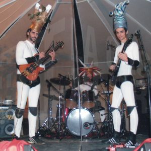 Actuación musical en el pasacalles Guerramorfósis, antes del Asalto a la Casa de Godoy en las Fiestas del Motín en Aranjuez