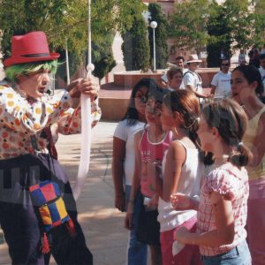 Un payaso haciendo figuras con globos en las Fiestas del Motín de Aranjuez