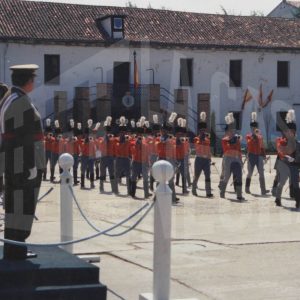 Banda de tambores y cornetas de los Húsares de Pavía desfilando en el patio del Cuartel de Pavía, en Aranjuez