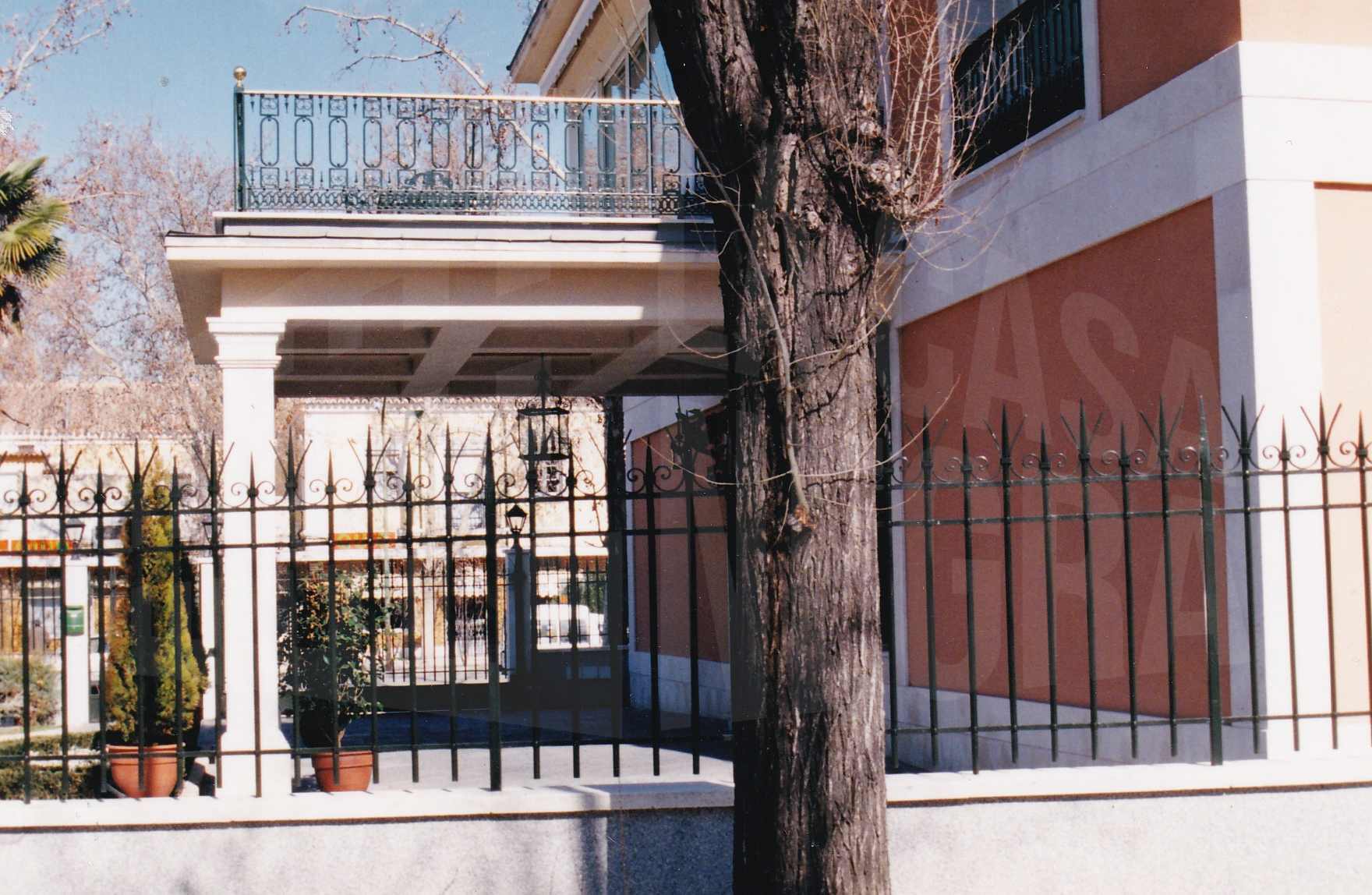 Vista lateral de un edificio en la Calle Stuart de Aranjuez