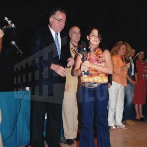 Un señor entrega un trofeo a una nadadora del Club Natación Aranjuez en la clausura de la temporada 2003/2004