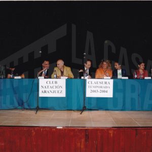 El Alcalde de Aranjuez, Jesús Dionisio Ballesteros, junto a otras personas en la mesa presidencial del acto de clausura de la temporada 2003/2004 del Club Natación Aranjuez