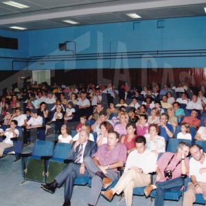 Grupo de nadadores y nadadoras del Club Natación Aranjuez y otras personas en la clausura de la temporada 2003/2004