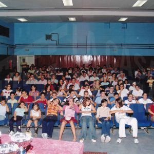 Grupo de nadadores y nadadoras del Club Natación Aranjuez y otras personas en la clausura de la temporada 2003/2004