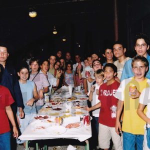 Grupo de nadadores y nadadoras del Club Natación Aranjuez en la fiesta de clausura de la temporada 2002/2003