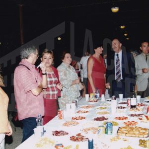 Personas asistentes a la fiesta de clausura de la temporada 2003/2004 del Club Natación Aranjuez