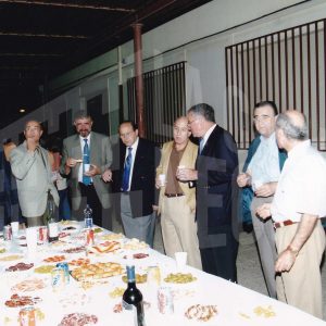 Personas asistentes a la fiesta de clausura de la temporada 2003/2004 del Club Natación Aranjuez